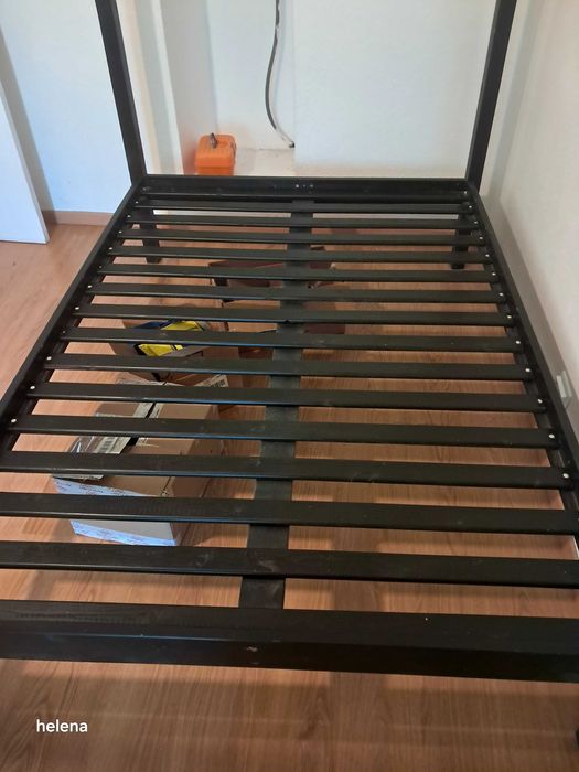 Vendo estrutura de cama ja com estrado embutido ...