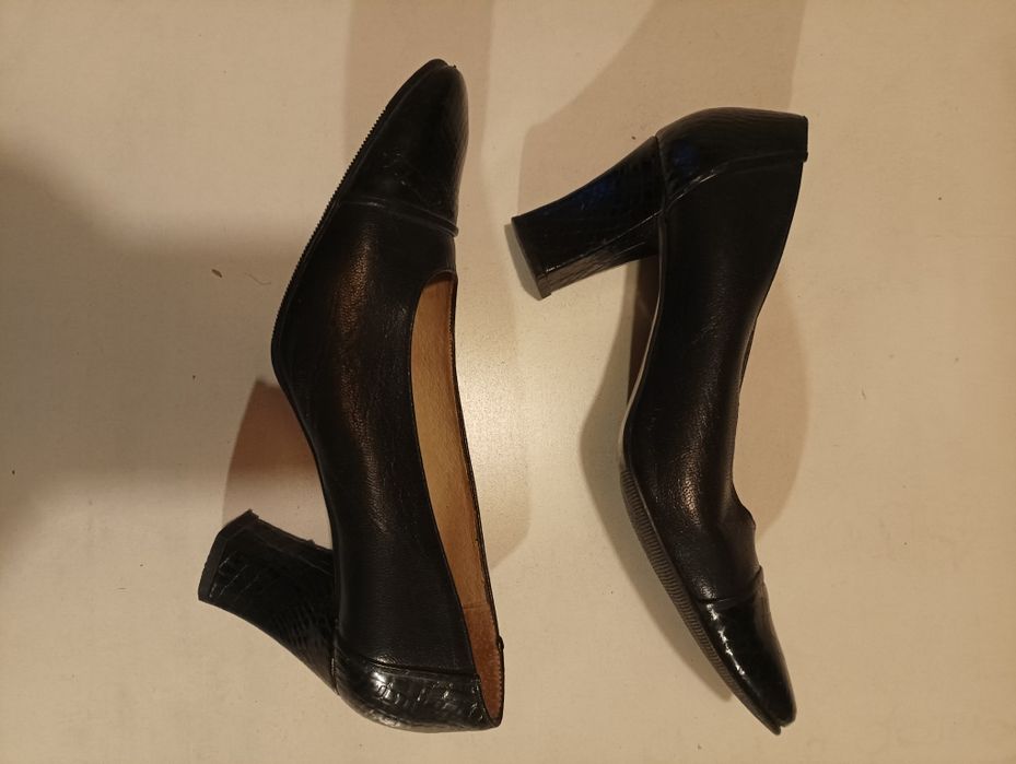 Sapatos de pele em preto,com feitio de pele de cobra á frente e no salto,de marca, sapataria Gabite, tamanho 40
