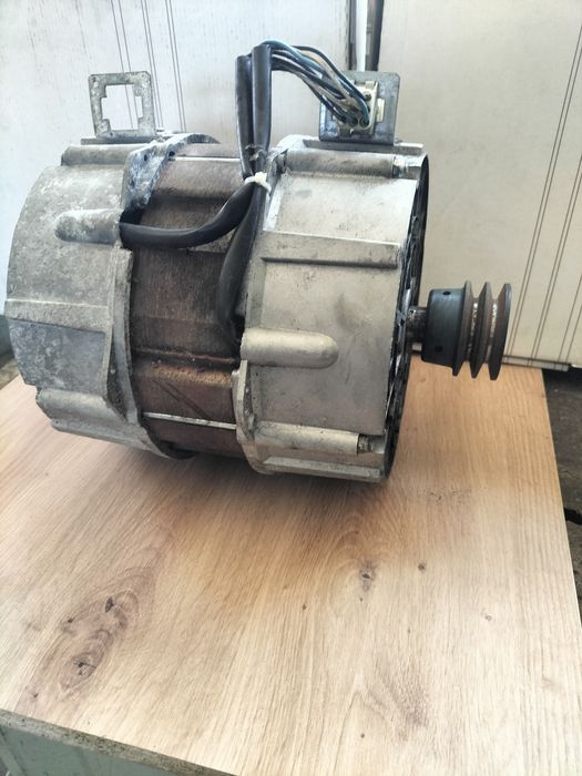 Sprzedam silnik trójfazowy.