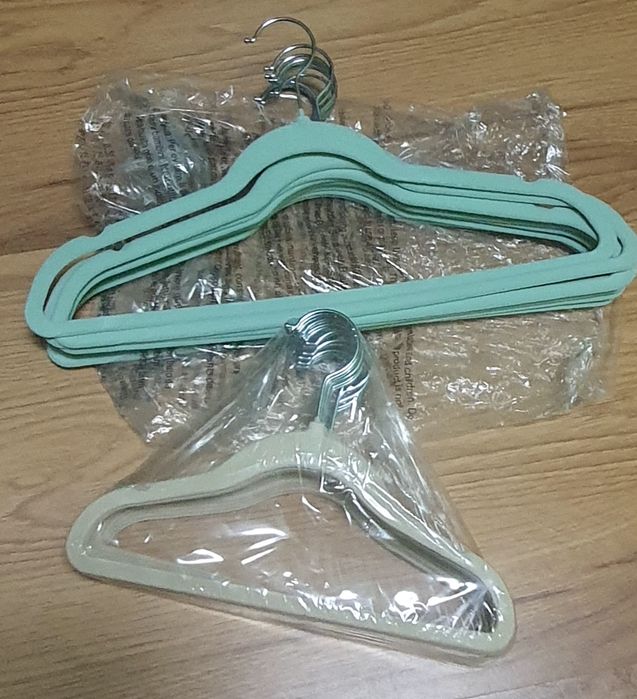 Zestaw  wieszaków z zamszu