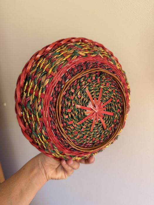 Cesto vermelho e verde e dourado