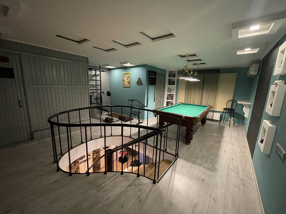 Продаж великої, дворівневої квартири на Митниці.