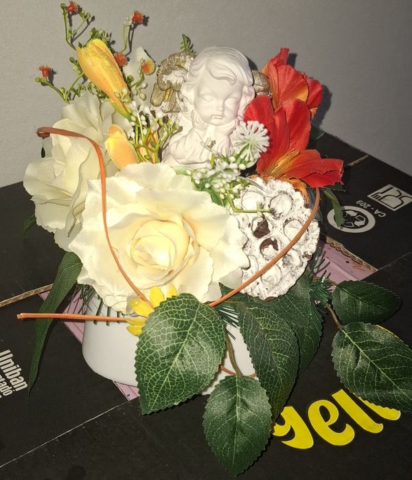 Śliczny stroik z aniołkiem, kompozycja nagrobna na cmentarz