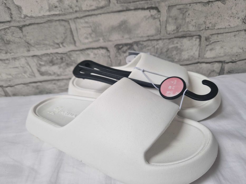 Białe klapki na basen na grubej podeszwie PRIMARK