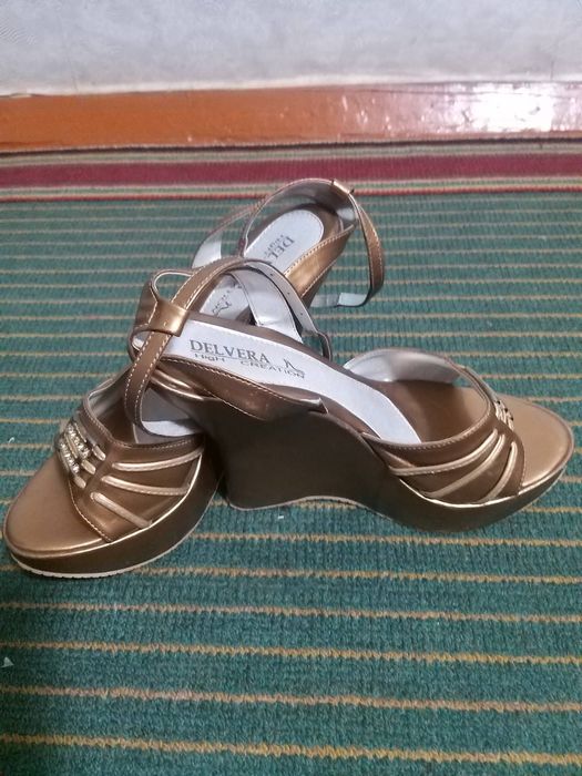 Продам женскую обувь