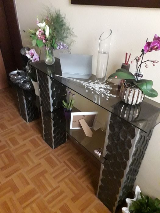 Móvel de vidro com 3 colunas