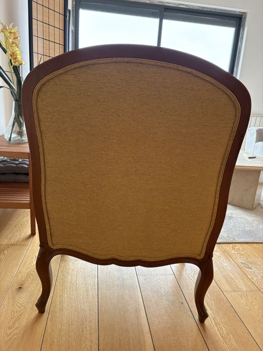 Cadeirão madeira e veludo amarelo