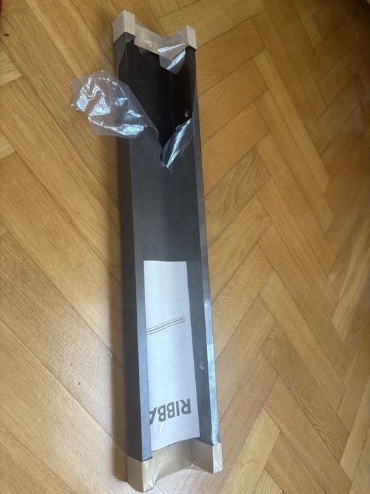Półeczka korytko półka Ribba Ikea czarna na zdjęcia, bibeloty