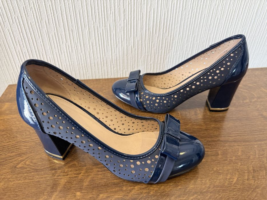 Eleganckie Buty granatowe r. 39  Clara Barson