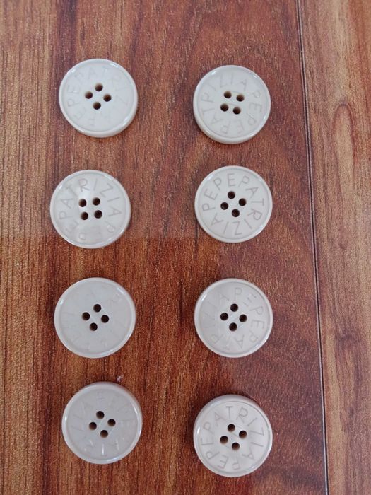 Oryginalne guziki Patrizia Pepe z wysokiej jakości tworzywa
