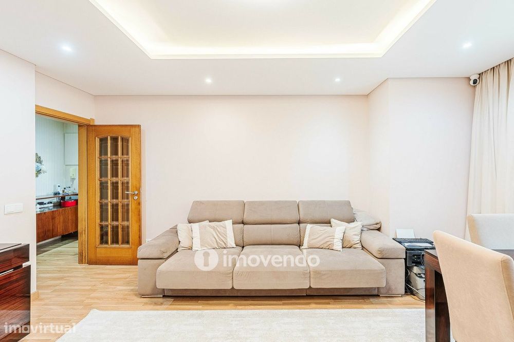 Apartamento T2 remodelado, com cozinha semi-equipada, em Cascais