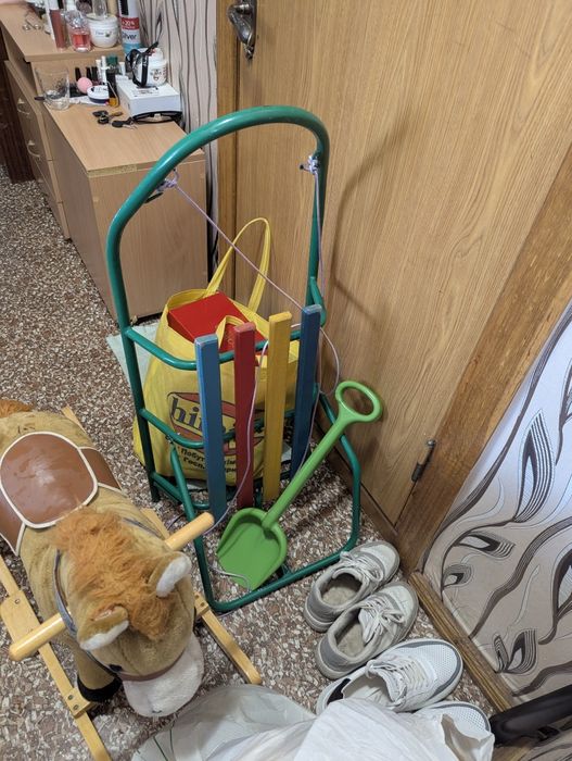 Санчата, кінь-гойдалка.