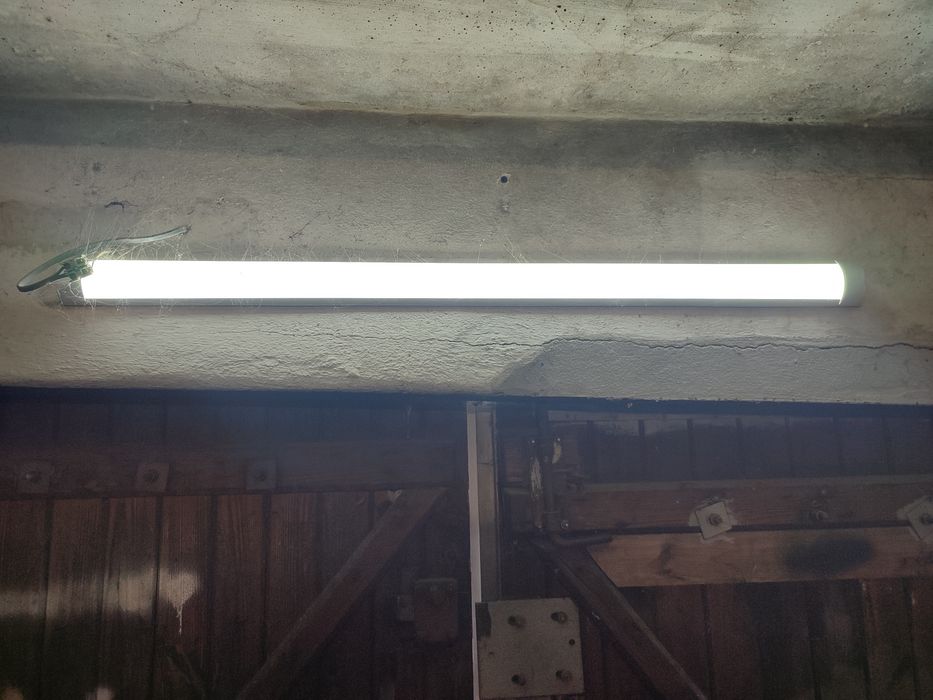 Świetlówka. Lampa LED do garażu