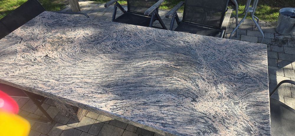Stół z kamienia gruby
