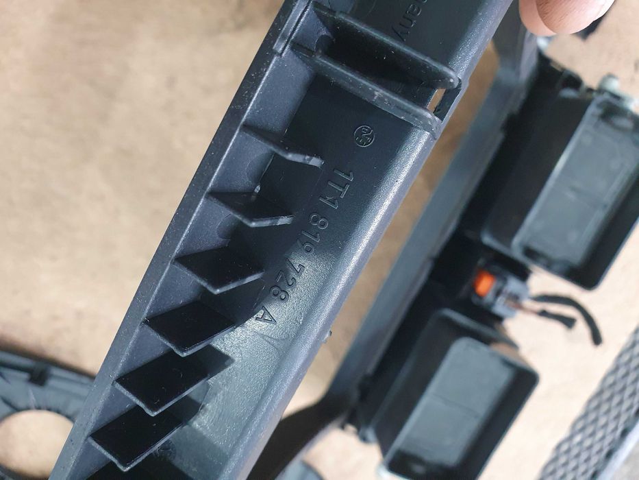 Panel konsola ramka kratka Vw Touran 04 rok kpl