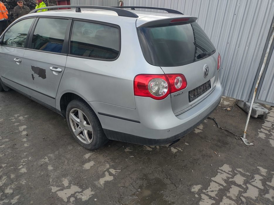 VW Passat B6 - Części - Drzwi / maska / błotnik / klapa / lampa / inne