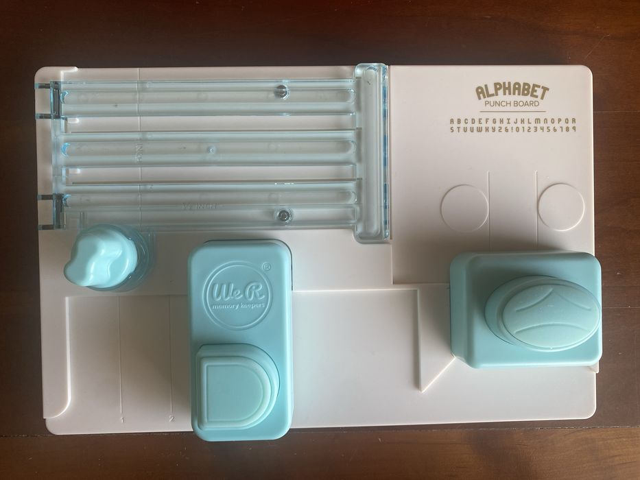Placa de Corte de papel Alfabeto/Números (Alphabet Punch Board) We re Memory Keepers)