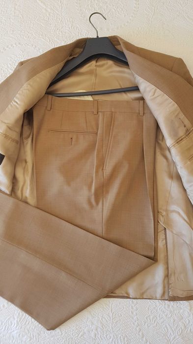 Fato castanho claro em lã e poliester