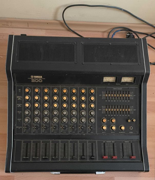 Усилитель-микшер Yamaha EM-200 (под ремонт)
