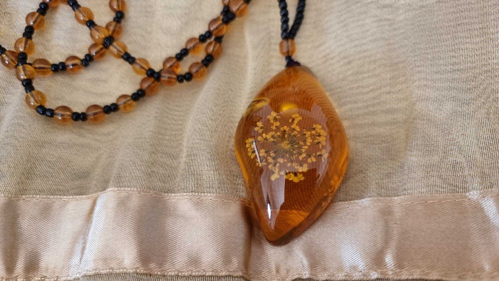 Colar lindissmo de cor âmbar, com pingente