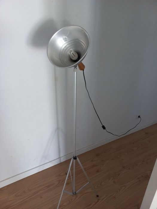Tripod Lamp.64752400383873121