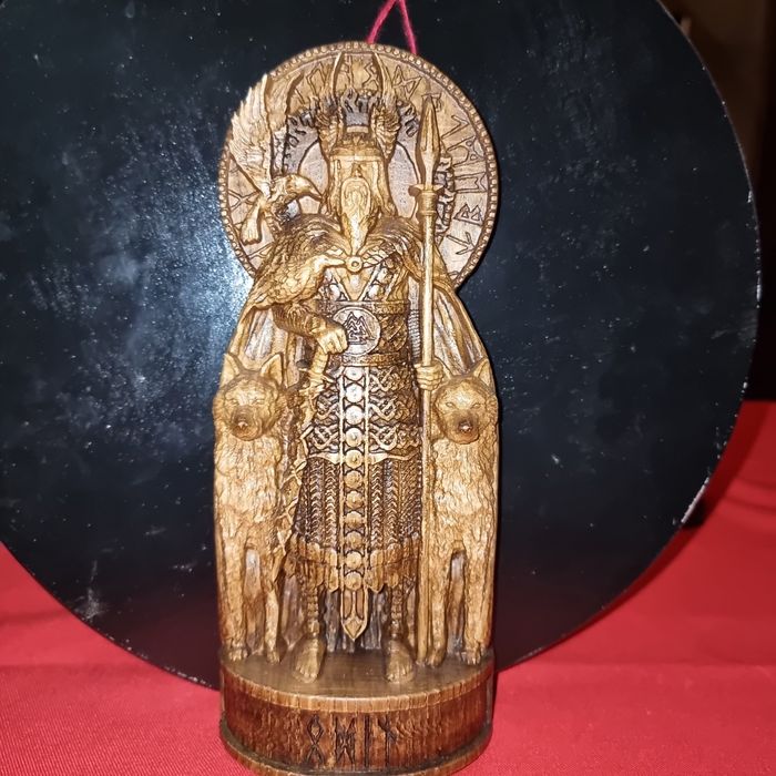 Статуэтка Один из дерева