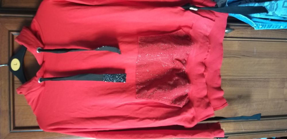 Czerwona bluza z cekinami