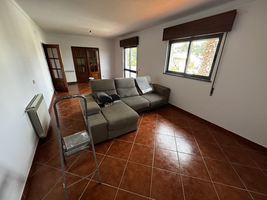 T2 Meirinhas semi mobilado, portão automático, com despesas