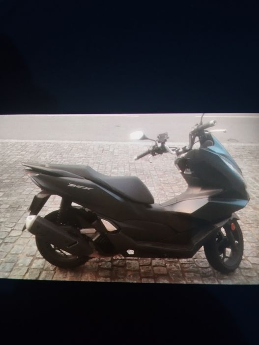 PCX 2023 com 2 capacetes