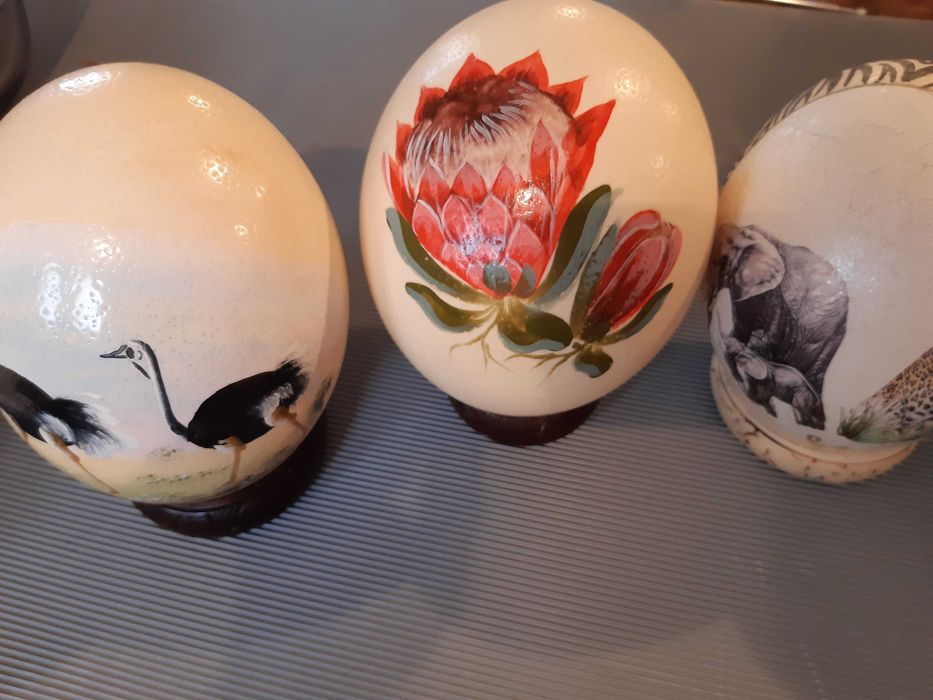 Artesanato antigo ovo de avestruz vazios e pintados à mão