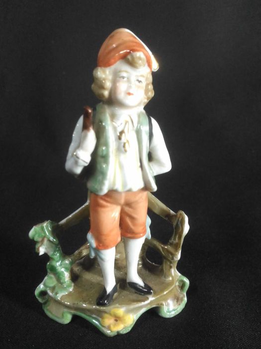 Figura de menino em biscuit