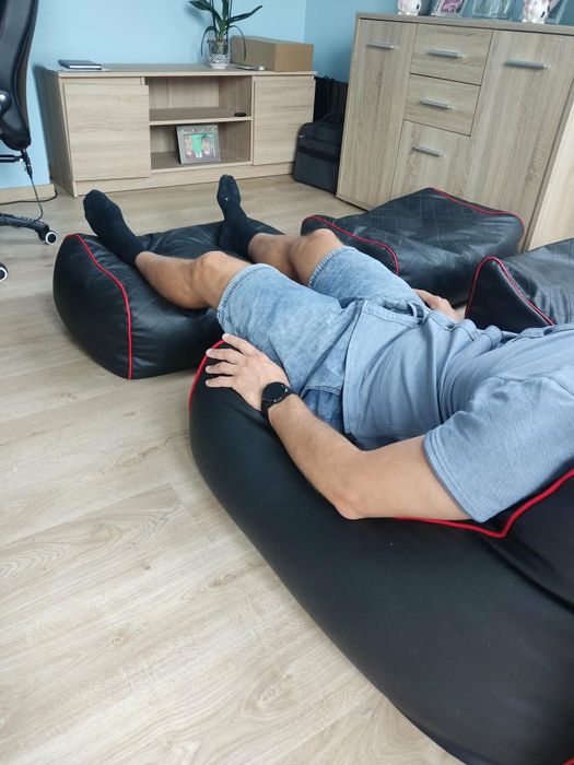 Pufa czarna z podnóżkiem