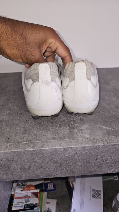 Chuteiras de Futebol Adidas Sem Atacadores Branco/Cinzento - Homem Tam. US 8.5 / EU 42
​Preço: €50