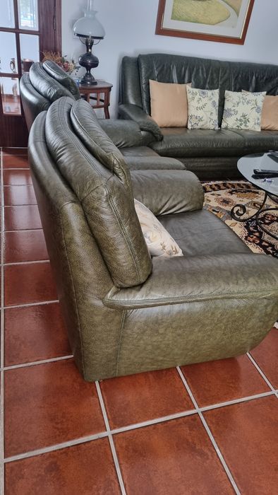 Conjunto sofás em pele verde escuro