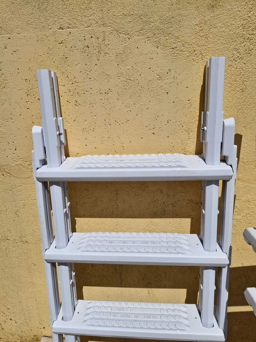 Escada de piscina em plástico com proteção