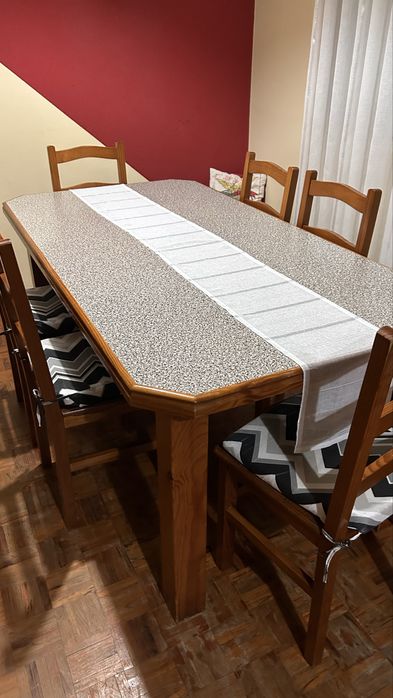 URGENTE - Conjunto Completo em Madeira Maciça – Cama + Cabeceiras + Mesa de Jantar