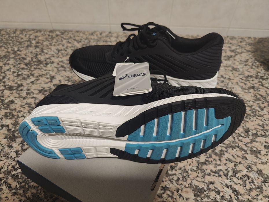 Sapatilhas de corrida ASICS fuzeX