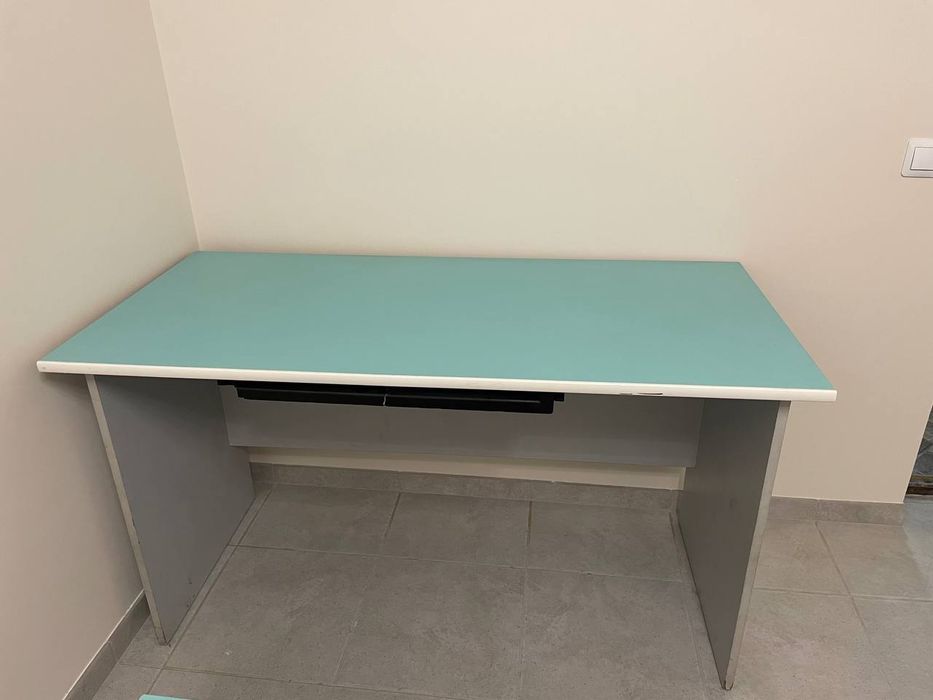 Стол письменный, тумба.