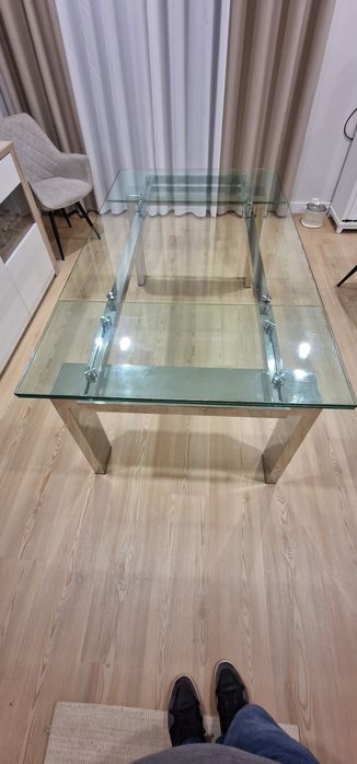 Mesa de vidro temperado e base metálica