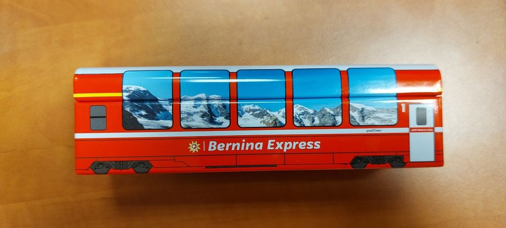 Pudełko pociąg czerwony Bernina Expres Szwajcaria Sankt Moritz