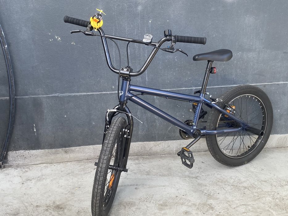 Bmx com oferta de quatro pedalairas e capacete tamnho S