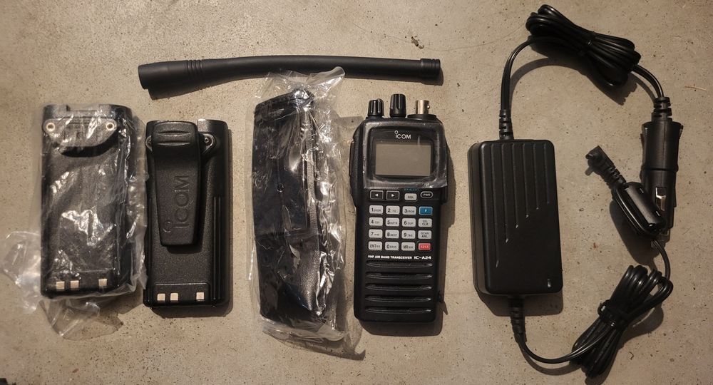 ICOM IC-A24 radiostacja lotnicza nowa , 2 baterie i ładowarka