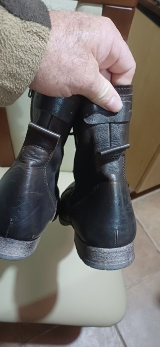 Botas em pele novas