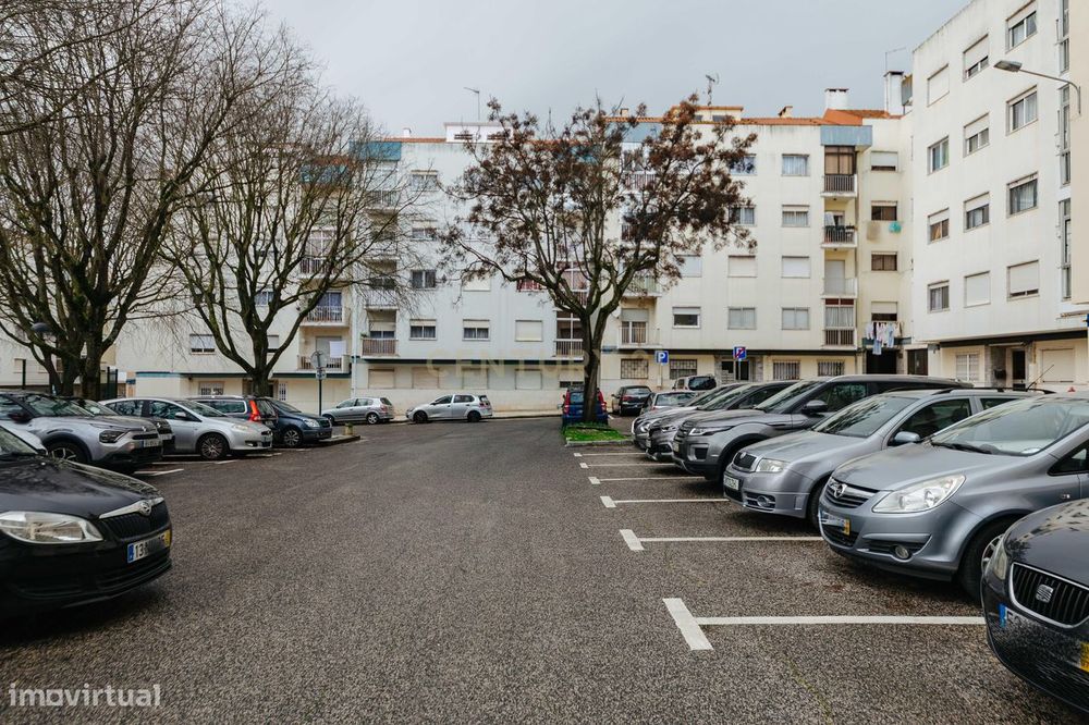 Apartamento T2 junto à estação da Amadora