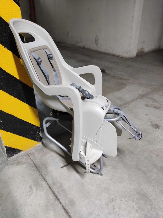 Dziecięcy fotelik rowerowy GROOVY wraz z bagażnikiem rowerowym.