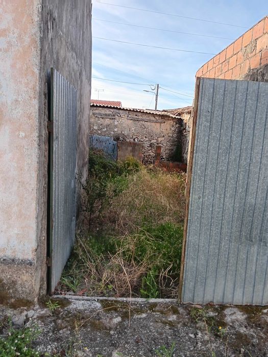 Vende-se casa de aldeia antiga e anexo