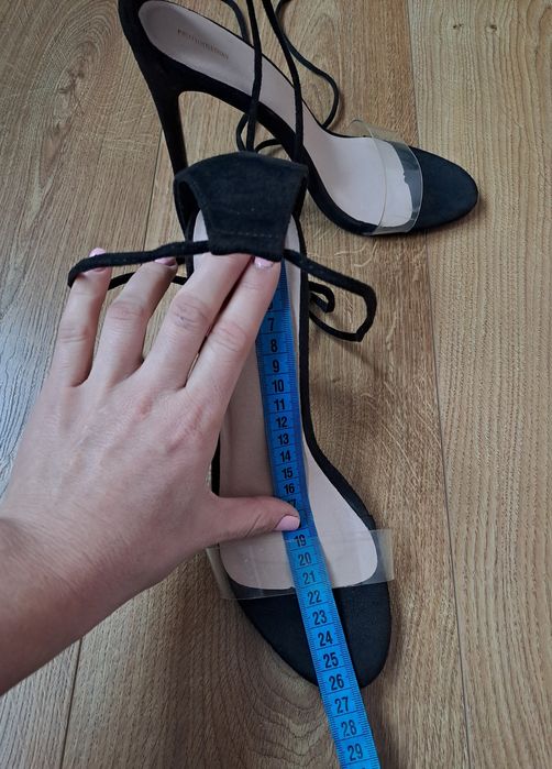 Женские черные босоножки на каблуке с завязками