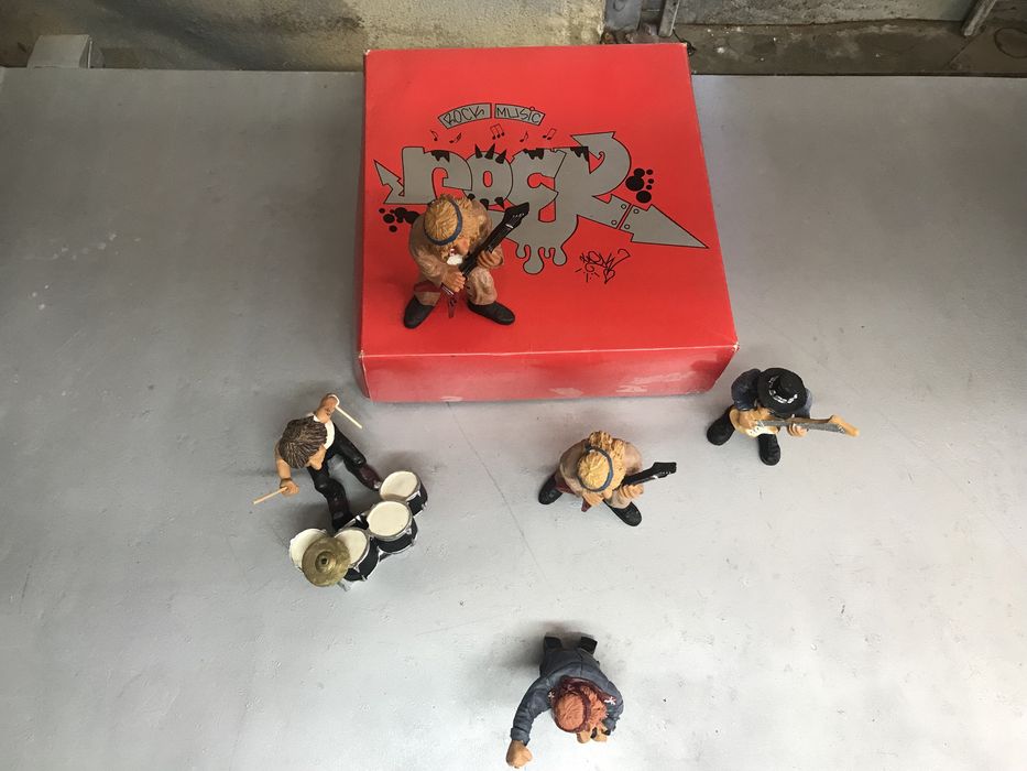 Caixa com bonecos de loiça do rock dos guns and roses