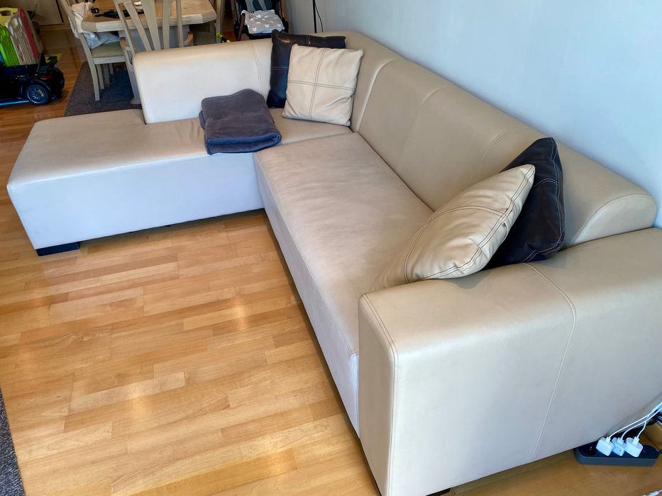 Sofá de canto com chaise longue 270 × 210 cm – Pele sintética bege