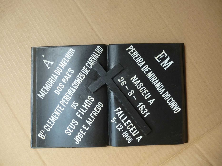 Duas Lápides, usadas com inscrições